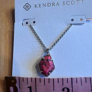 KENDRA SCOTT ELLINGTON BRONZE VEINED RED MAGNESITE PENDANT NECKLACE IN GOLD